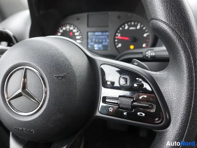 Valkoinen Mercedes-Benz Sprinter 2020, yksityiskohta, kuva 29