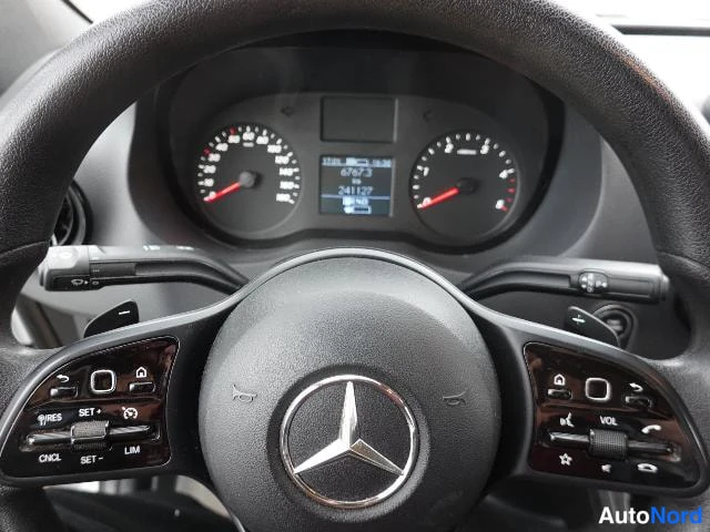 Valkoinen Mercedes-Benz Sprinter 2020, yksityiskohta, kuva 32