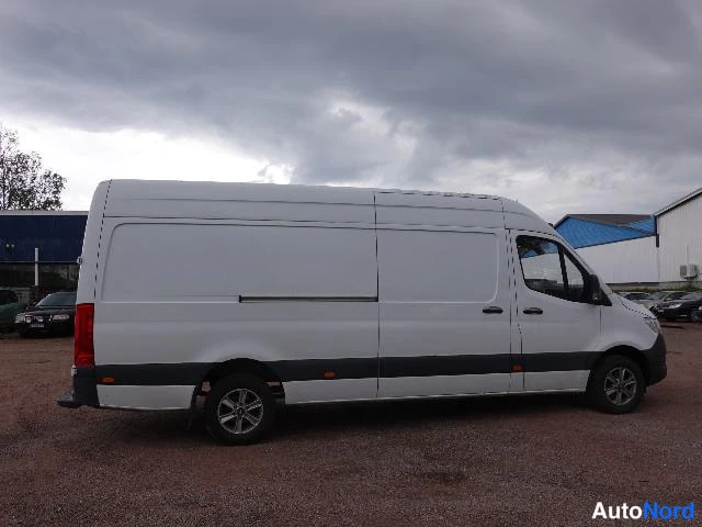 Valkoinen Mercedes-Benz Sprinter 2020, sivulta, kuva 7