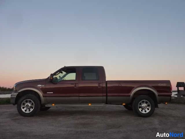 Punainen Ford F250 2004, etuviisto, keula vasemmalle, kuva 2