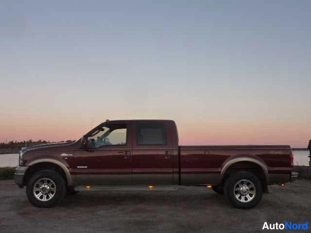 Punainen Ford F250 2004, etuviisto, keula vasemmalle, kuva 3