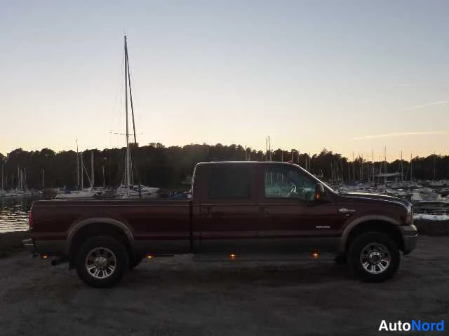 Punainen Ford F250 2004, sivulta, kuva 11