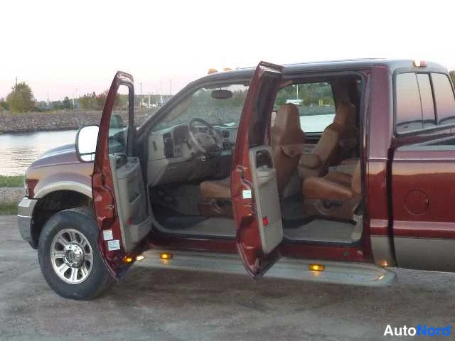 Punainen Ford F250 2004, etuviisto, keula vasemmalle, kuva 8