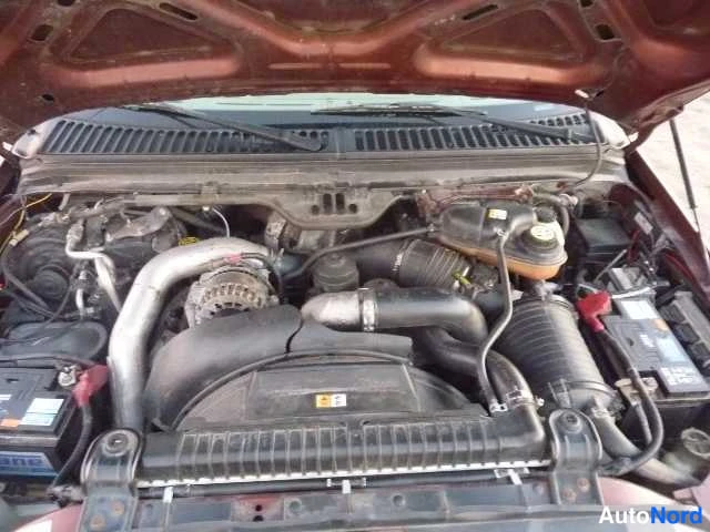 Punainen Ford F250 2004, moottoritila, kuva 27