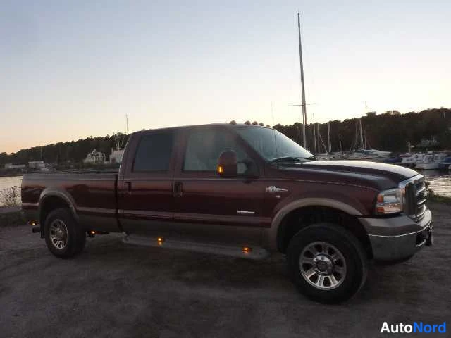 Punainen Ford F250 2004, etuviisto, keula oikealle, kuva 9