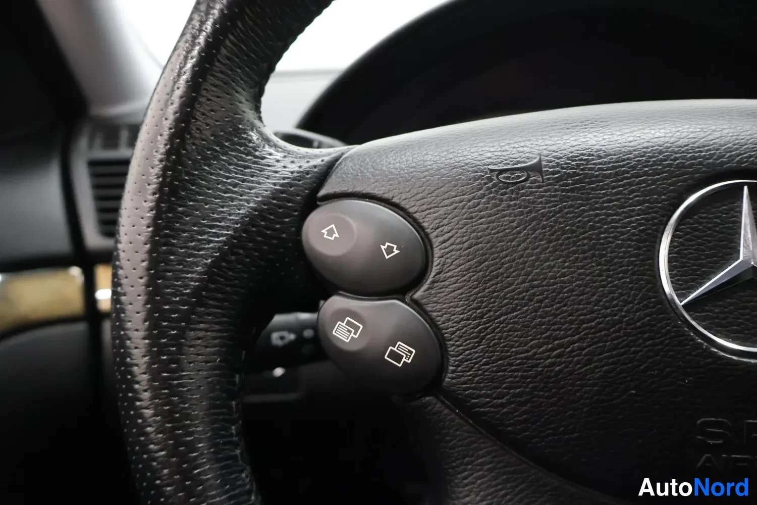 Hopea Mercedes-Benz E 550 2007, kuva 13