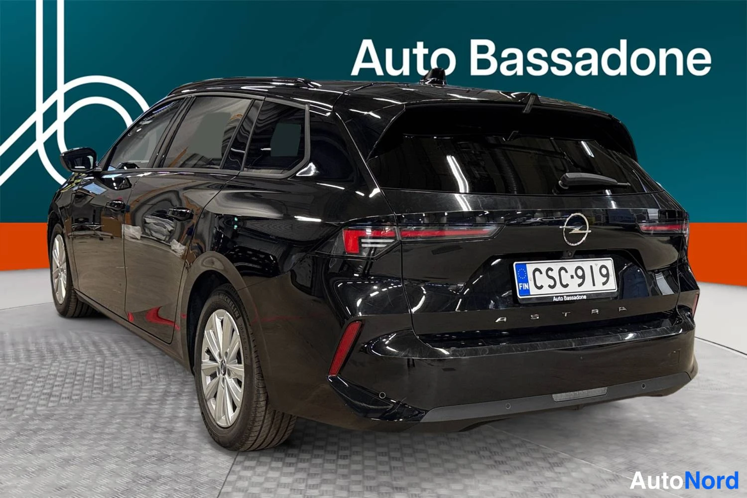 Musta Opel Astra Sports Tourer 2024, takaviisto, kuva 7