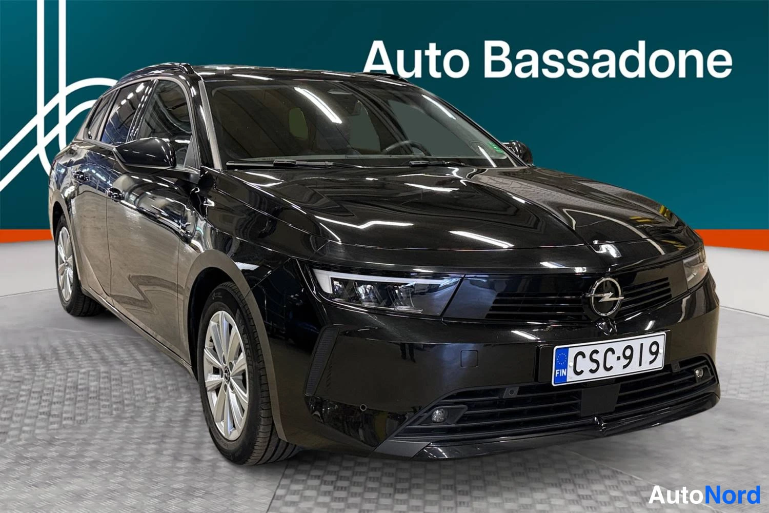 Musta Opel Astra Sports Tourer 2024, etuviisto, keula oikealle, kuva 2