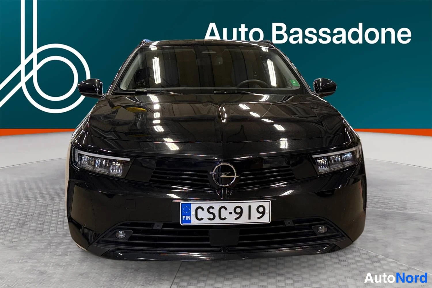 Musta Opel Astra Sports Tourer 2024, edestä, kuva 3
