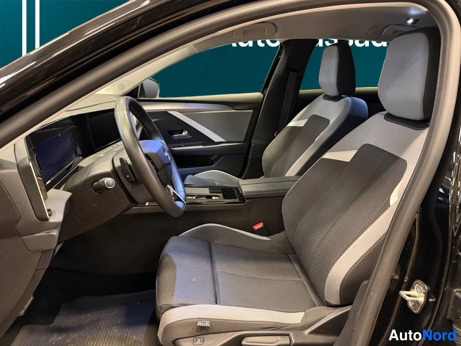 Musta Opel Astra Sports Tourer 2024, kuva 10