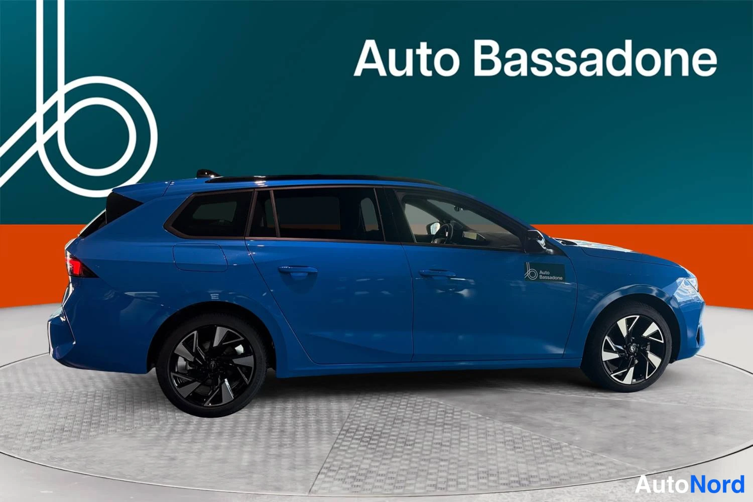 Sininen Opel Astra sports tourer 2026, sivulta, kuva 3