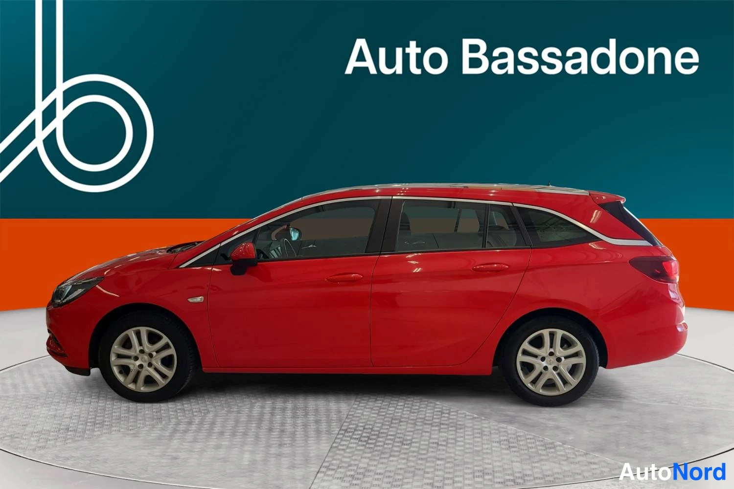 Punainen Opel Astra Sports Tourer 2017, sivulta, kuva 5