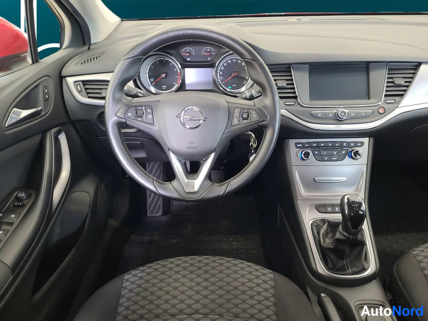 Punainen Opel Astra Sports Tourer 2017, kuva 12