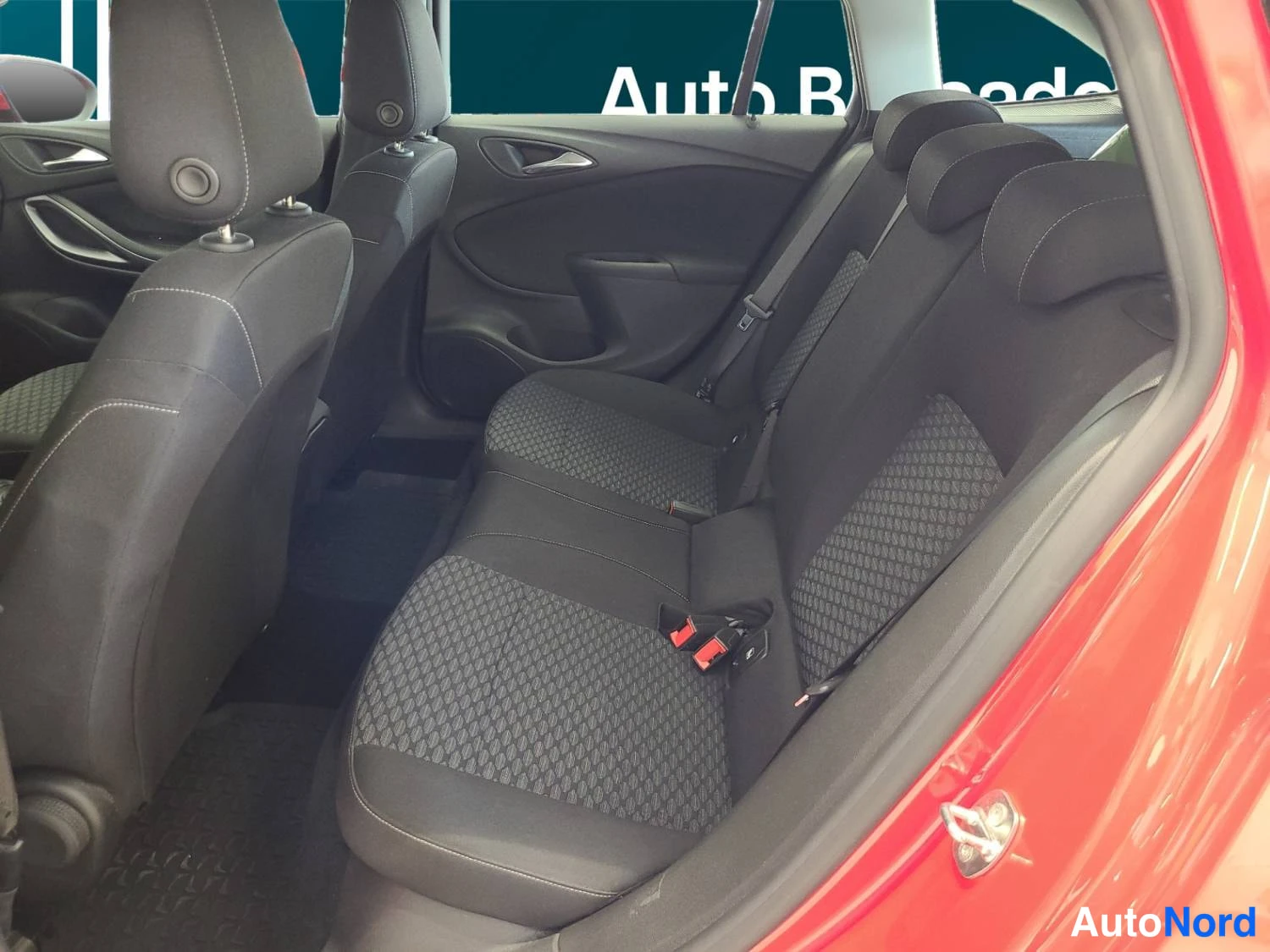 Punainen Opel Astra Sports Tourer 2017, kuva 24