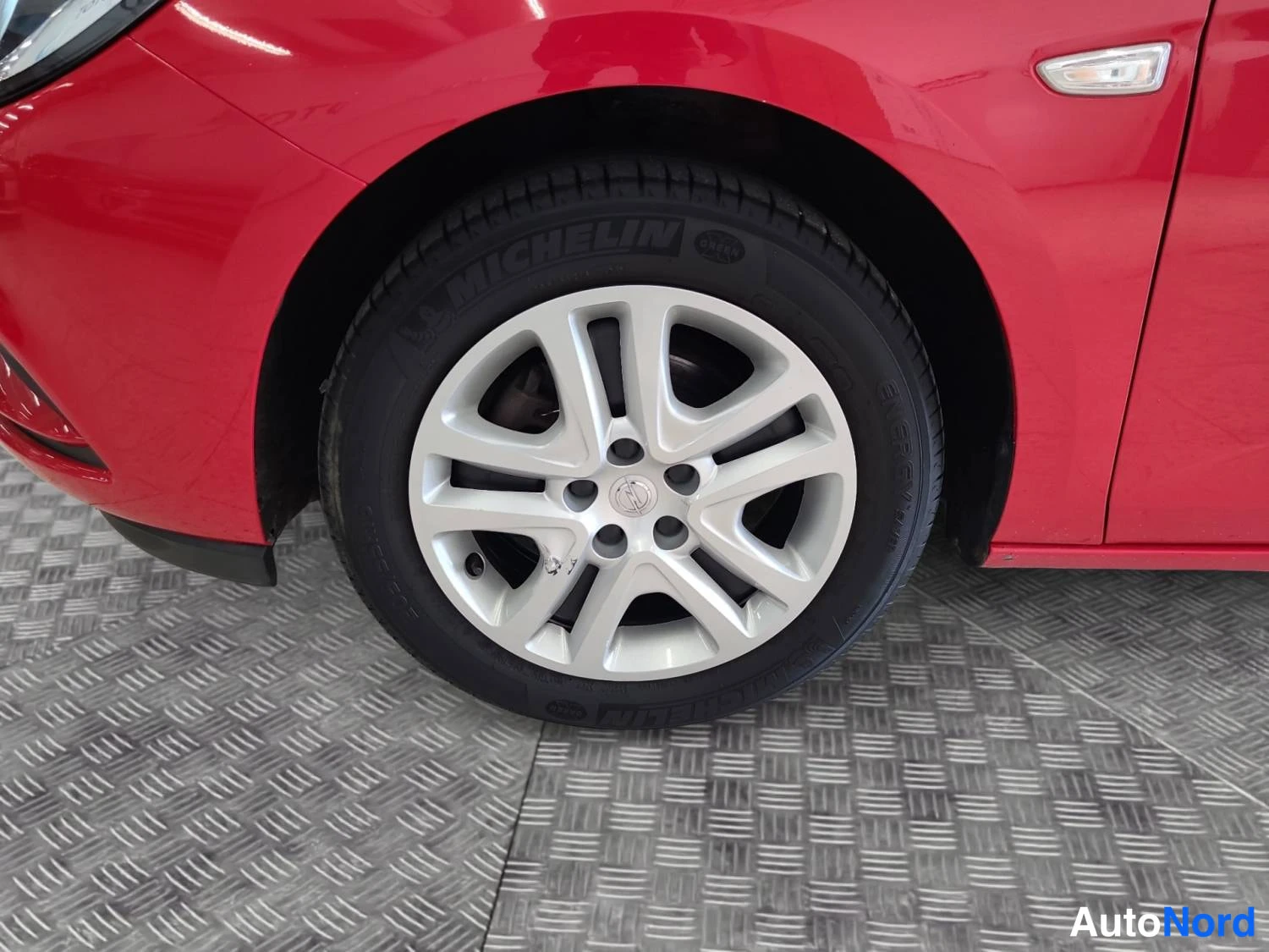 Punainen Opel Astra Sports Tourer 2017, kuva 13
