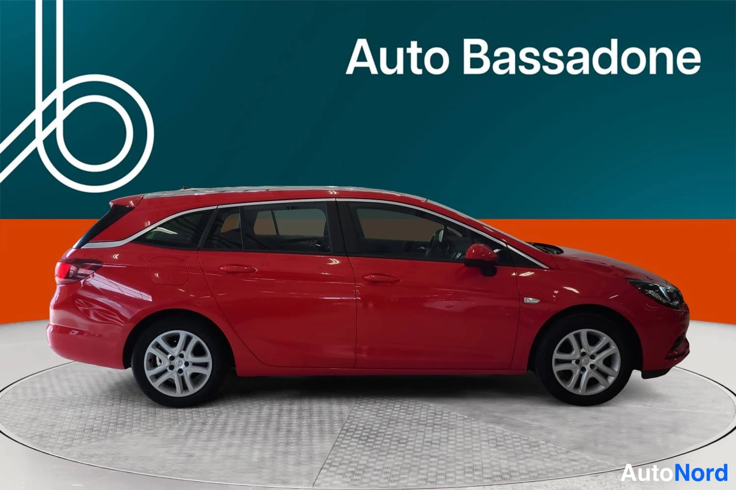 Punainen Opel Astra Sports Tourer 2017, etuviisto, keula oikealle, kuva 2