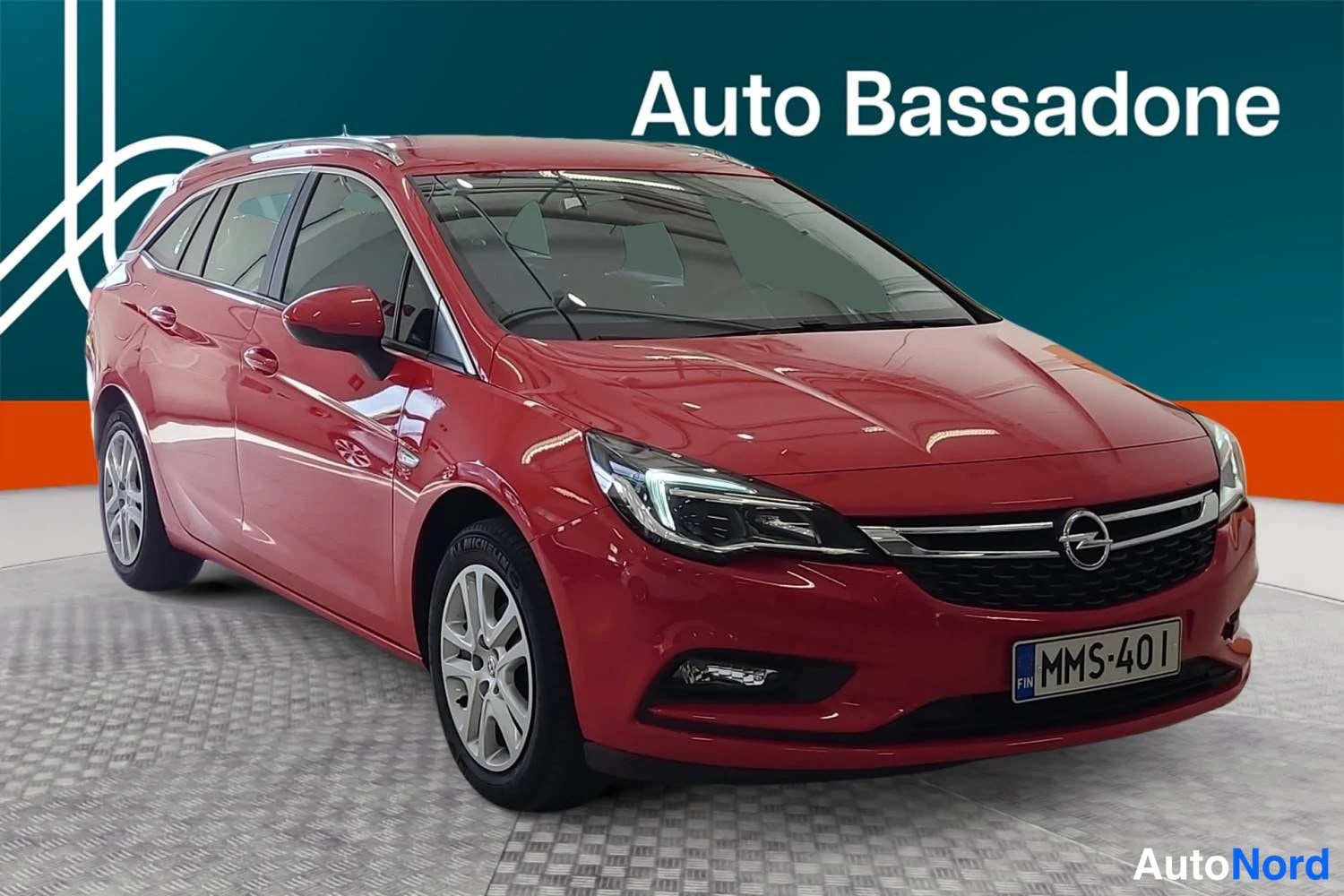 Punainen Opel Astra Sports Tourer 2017, etuviisto, keula oikealle, kuva 3