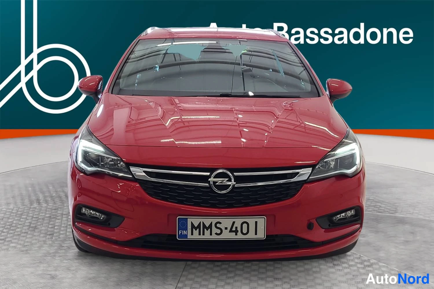 Punainen Opel Astra Sports Tourer 2017, edestä, kuva 4