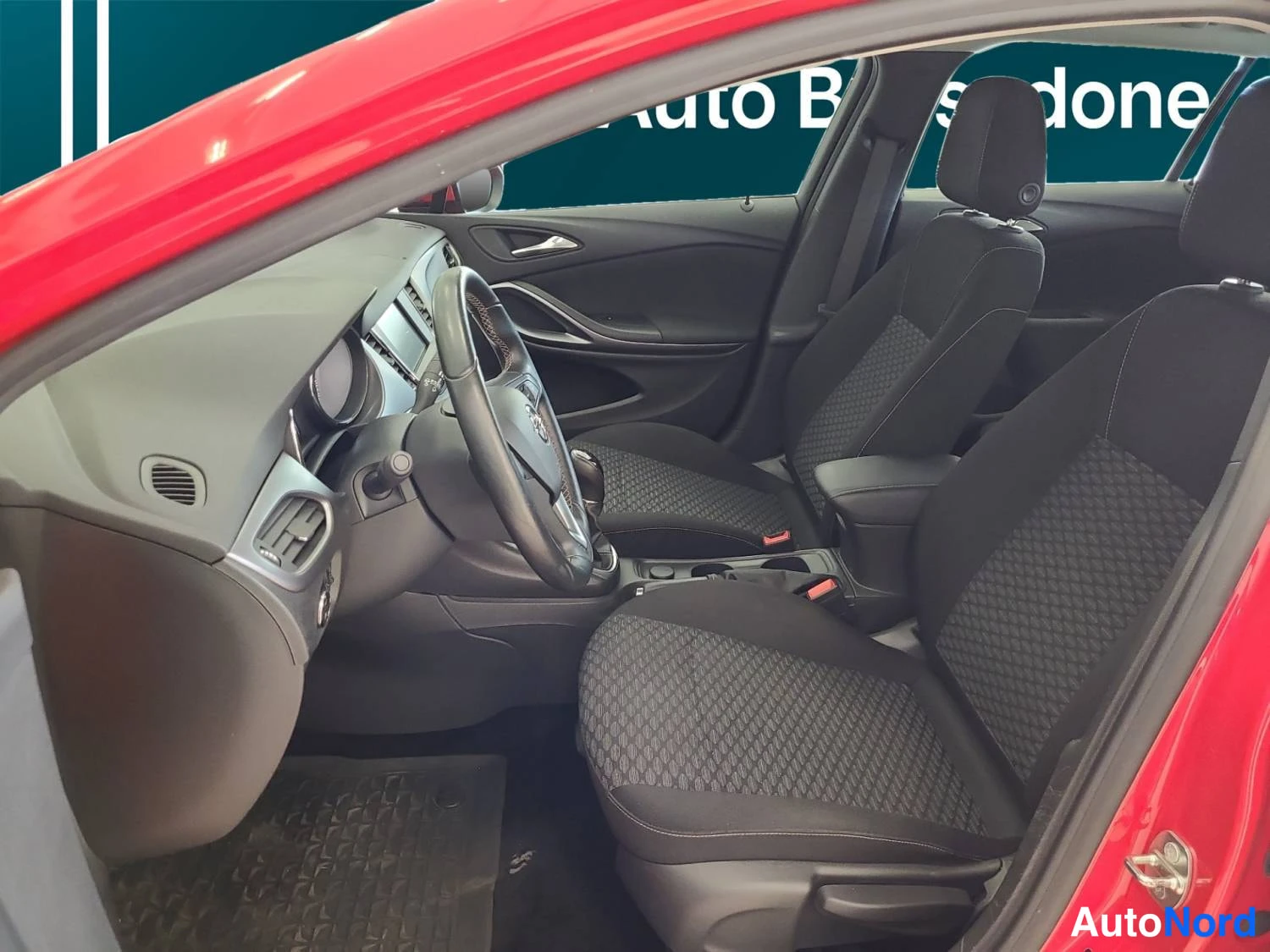 Punainen Opel Astra Sports Tourer 2017, kuva 9