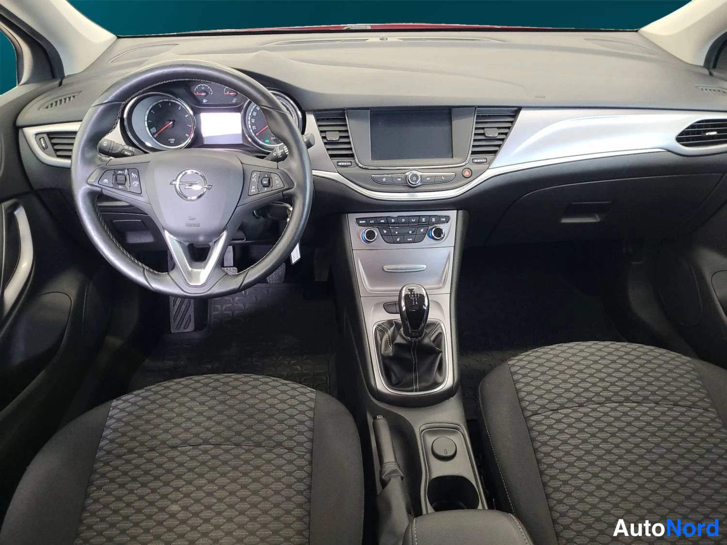 Punainen Opel Astra Sports Tourer 2017, kuva 10
