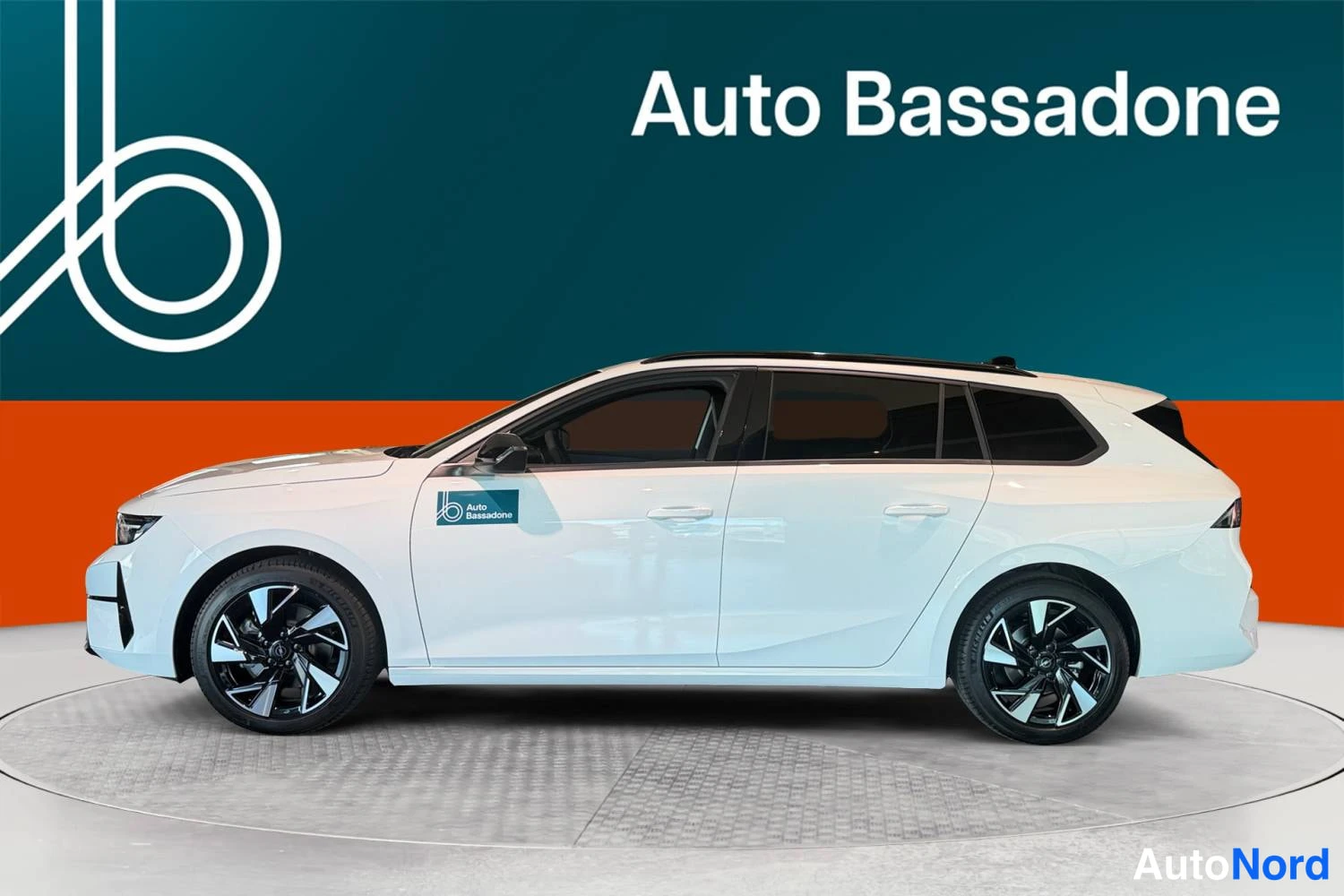 Valkoinen Opel Astra Sports Tourer 2026, sivulta, kuva 5