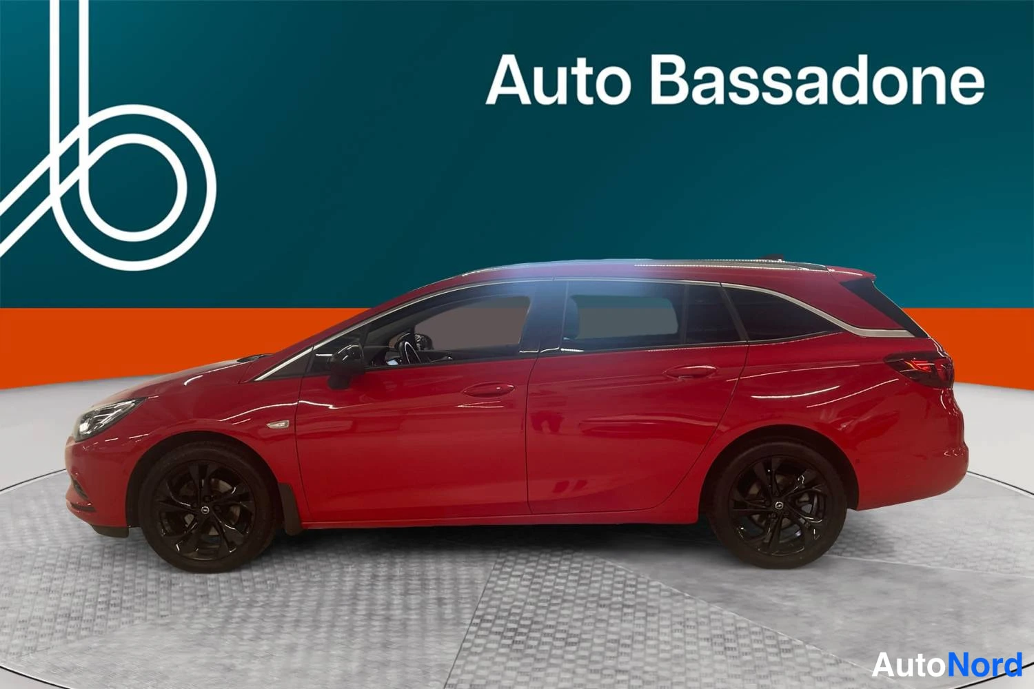 Punainen Opel Astra Sports Tourer 2018, sivulta, kuva 4