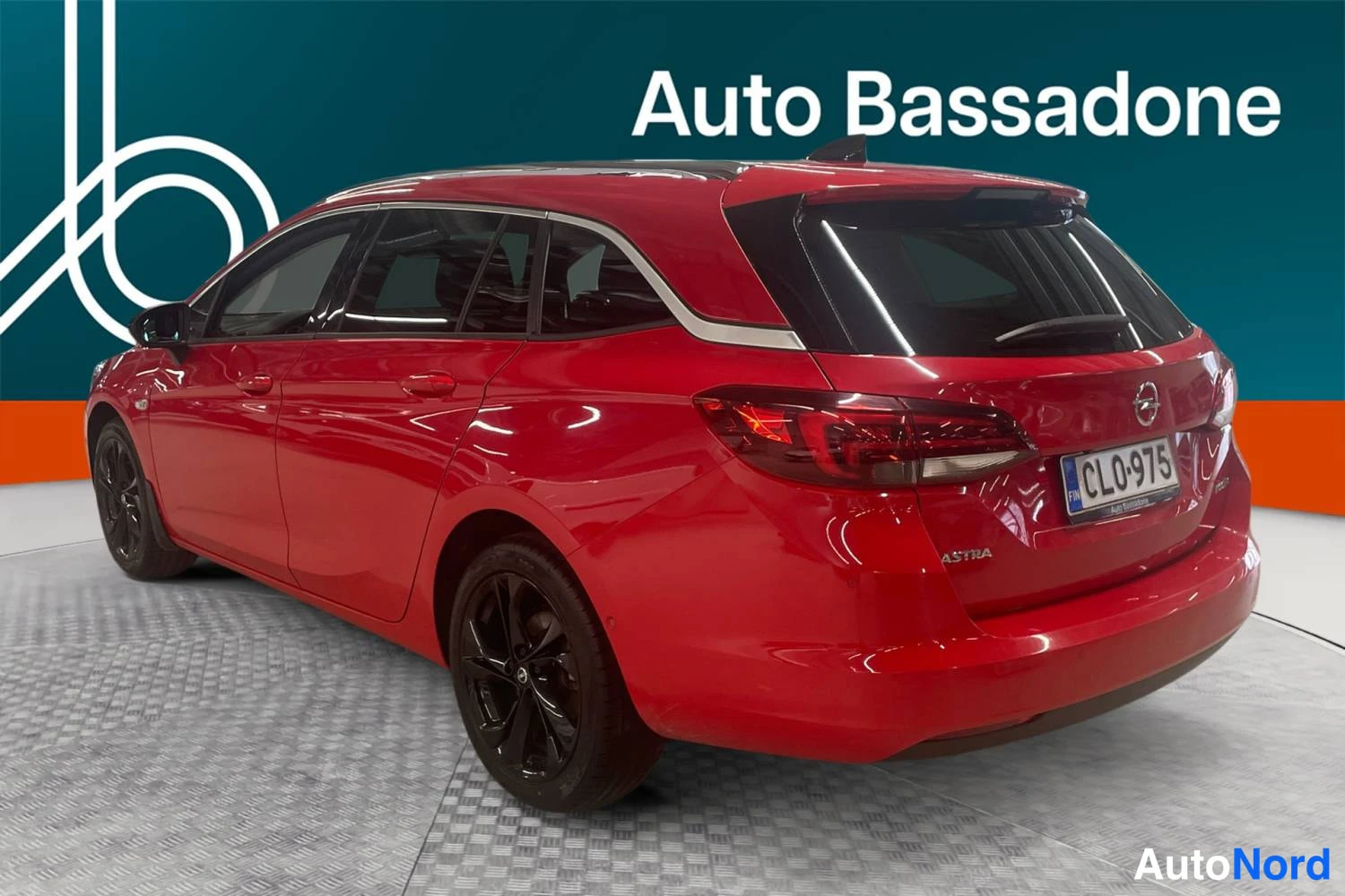 Punainen Opel Astra Sports Tourer 2018, takaviisto, kuva 6