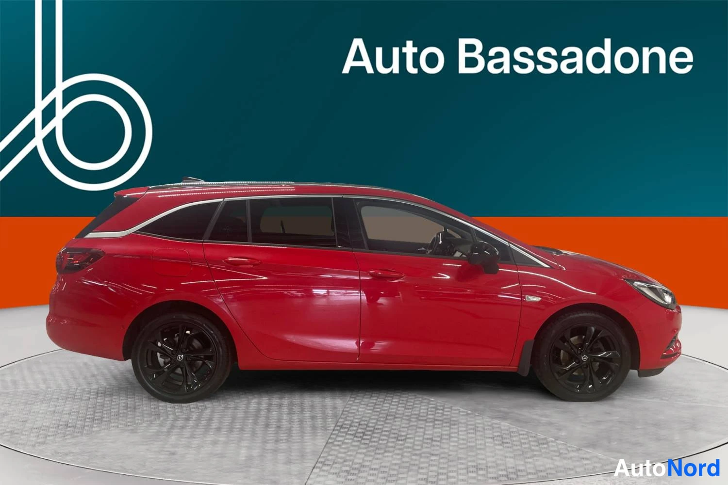 Punainen Opel Astra Sports Tourer 2018, sivulta, kuva 5