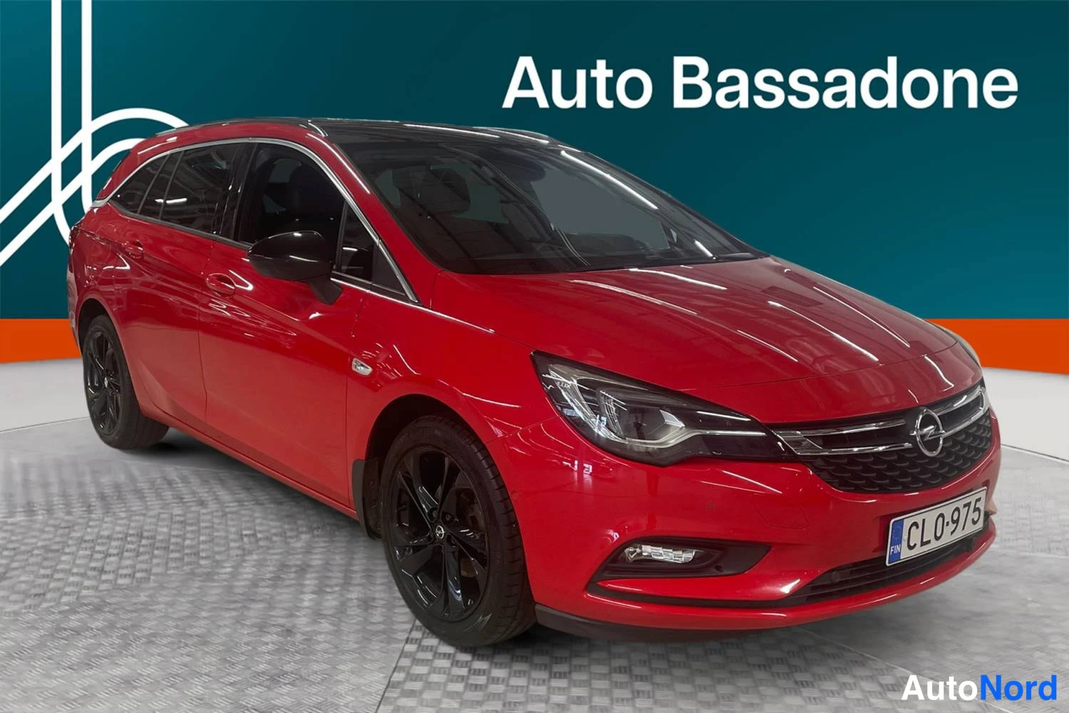 Punainen Opel Astra Sports Tourer 2018, etuviisto, keula oikealle, kuva 2