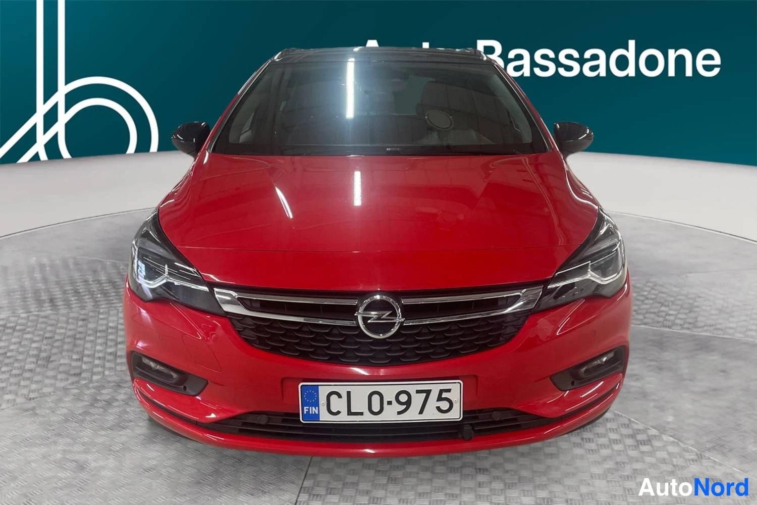 Punainen Opel Astra Sports Tourer 2018, edestä, kuva 3