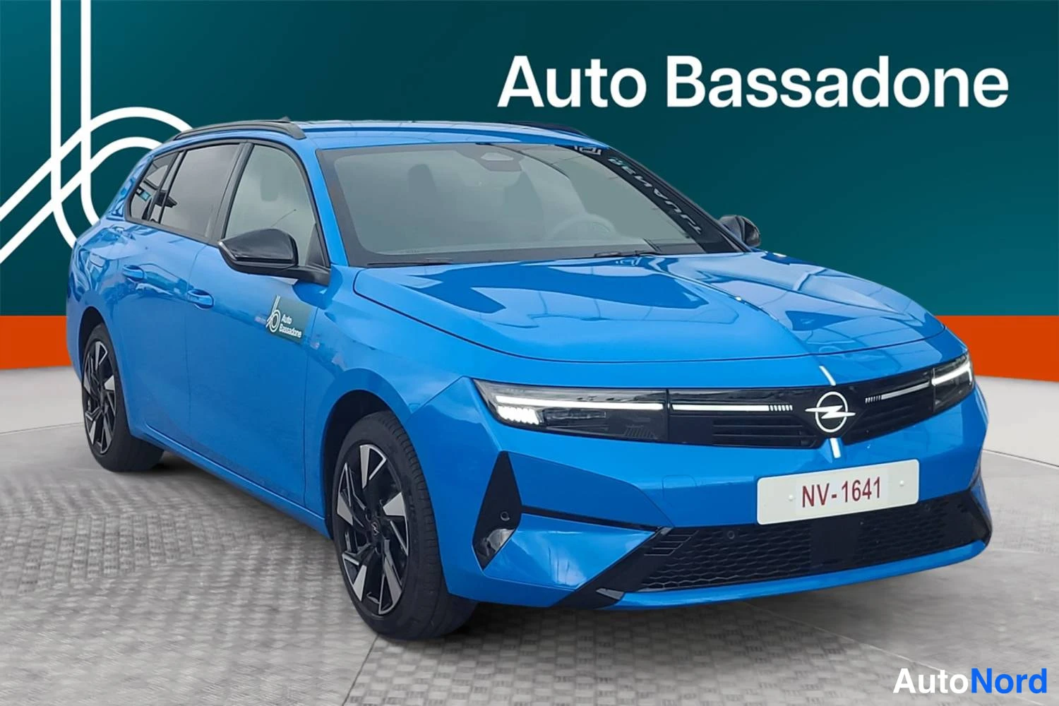 Sininen Opel Astra Sports Tourer 2026, etuviisto, keula oikealle, kuva 3