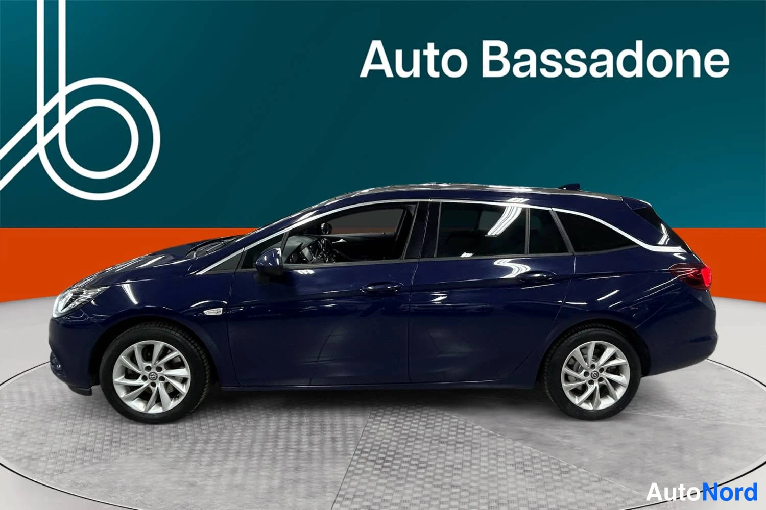 Sininen Opel Astra Sports Tourer 2018, sivulta, kuva 4