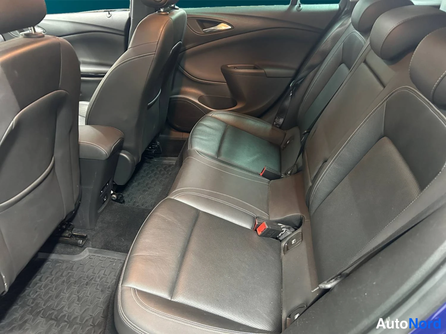 Sininen Opel Astra Sports Tourer 2018, kuva 10