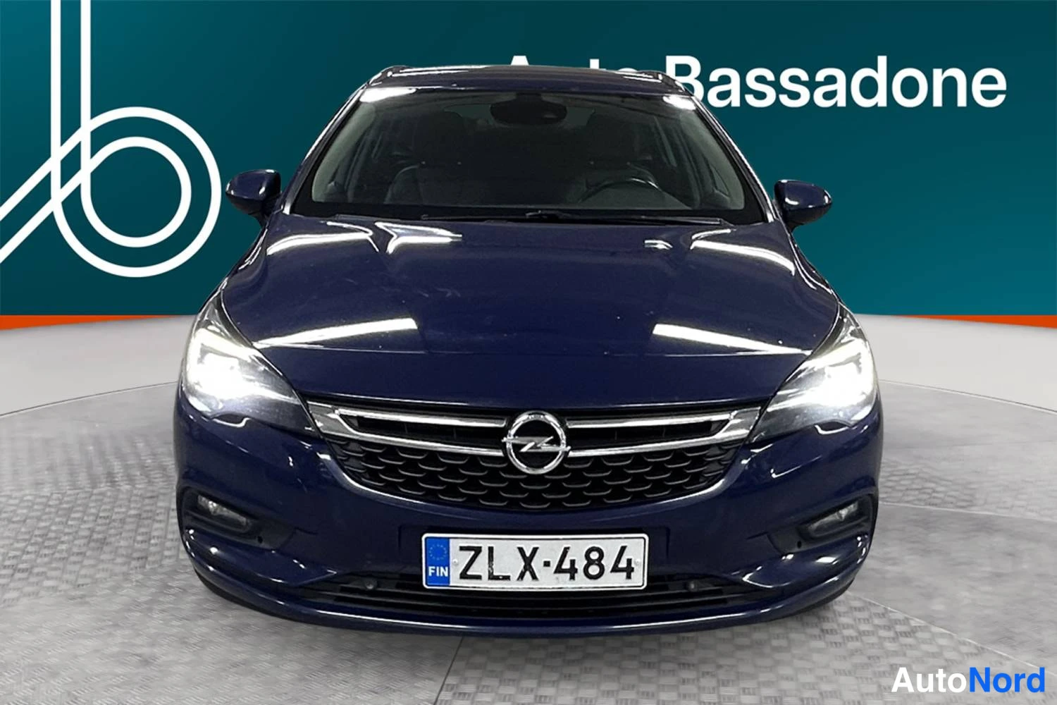 Sininen Opel Astra Sports Tourer 2018, edestä, kuva 3