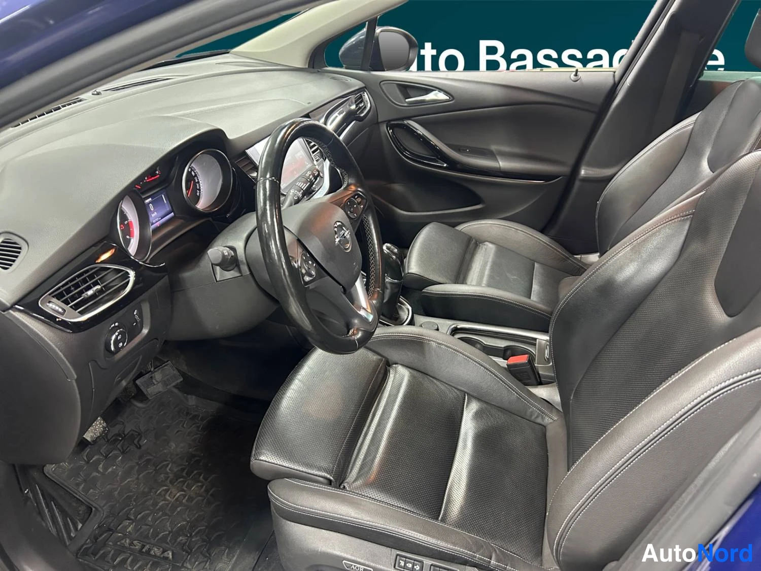 Sininen Opel Astra Sports Tourer 2018, kuva 9