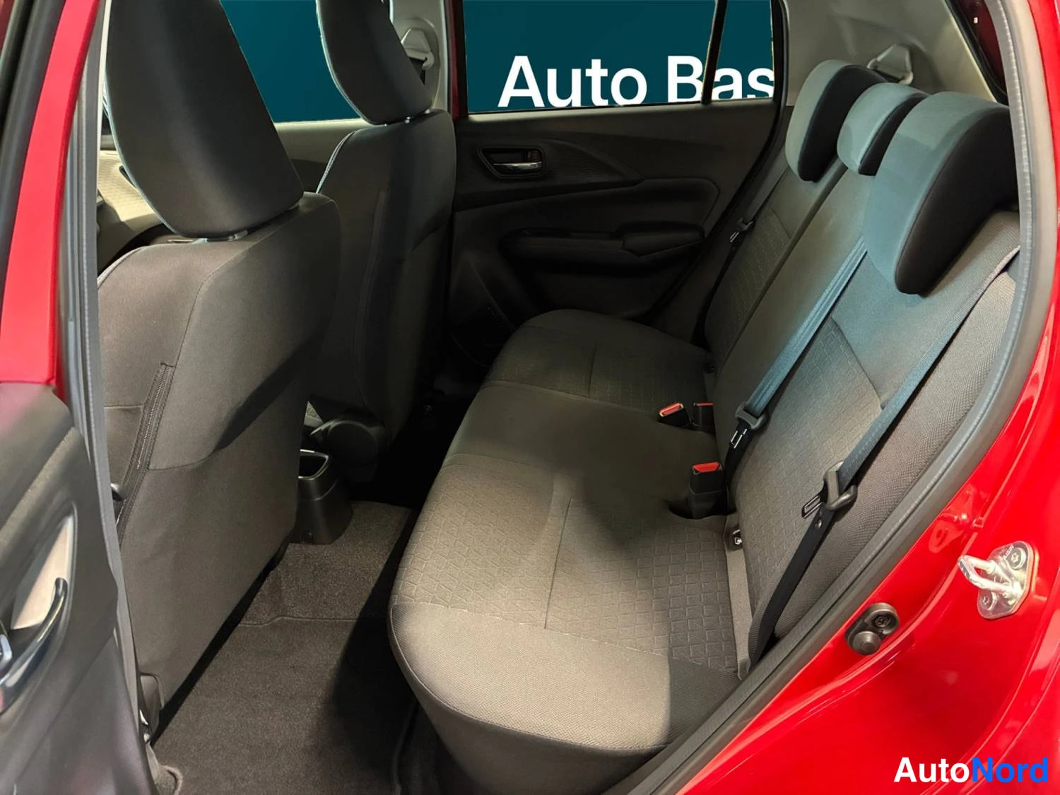 Punainen Suzuki Swift 2026, kuva 14