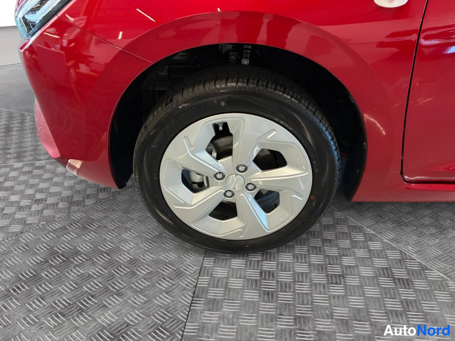 Punainen Suzuki Swift 2026, sivulta, kuva 6