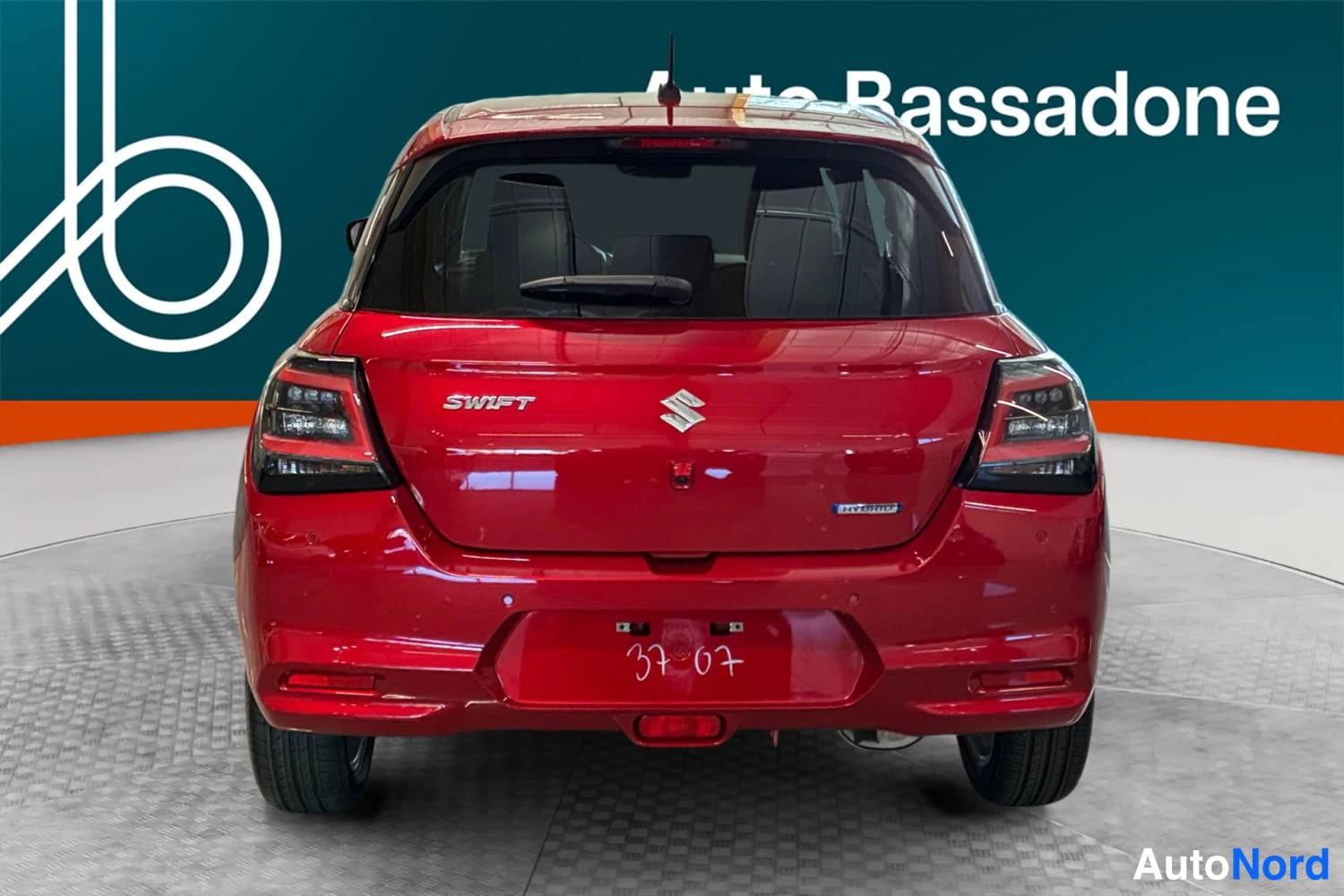 Punainen Suzuki Swift 2026, takaa, kuva 9