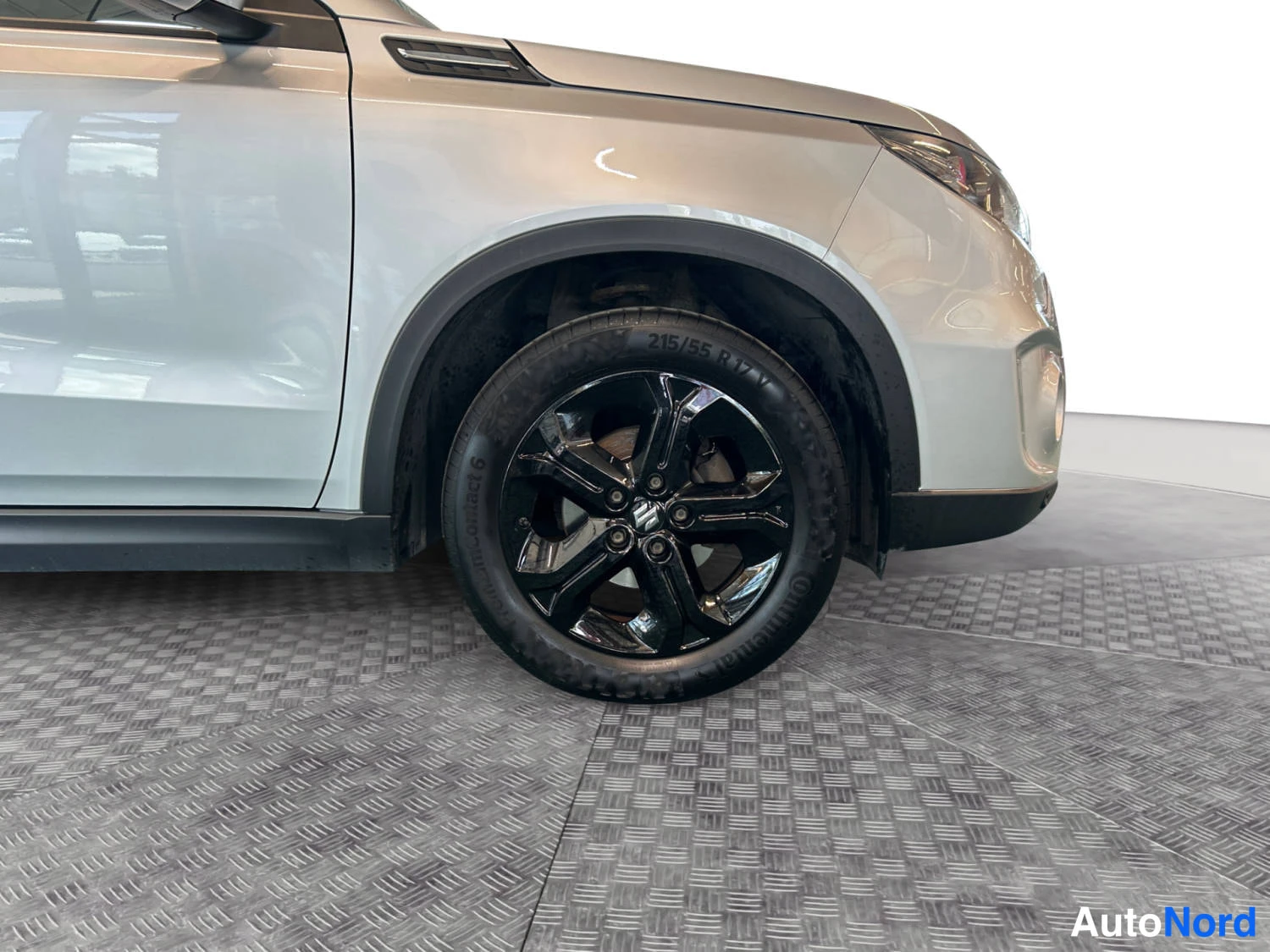 Hopea Suzuki Vitara 2017, etuviisto, keula oikealle, kuva 4