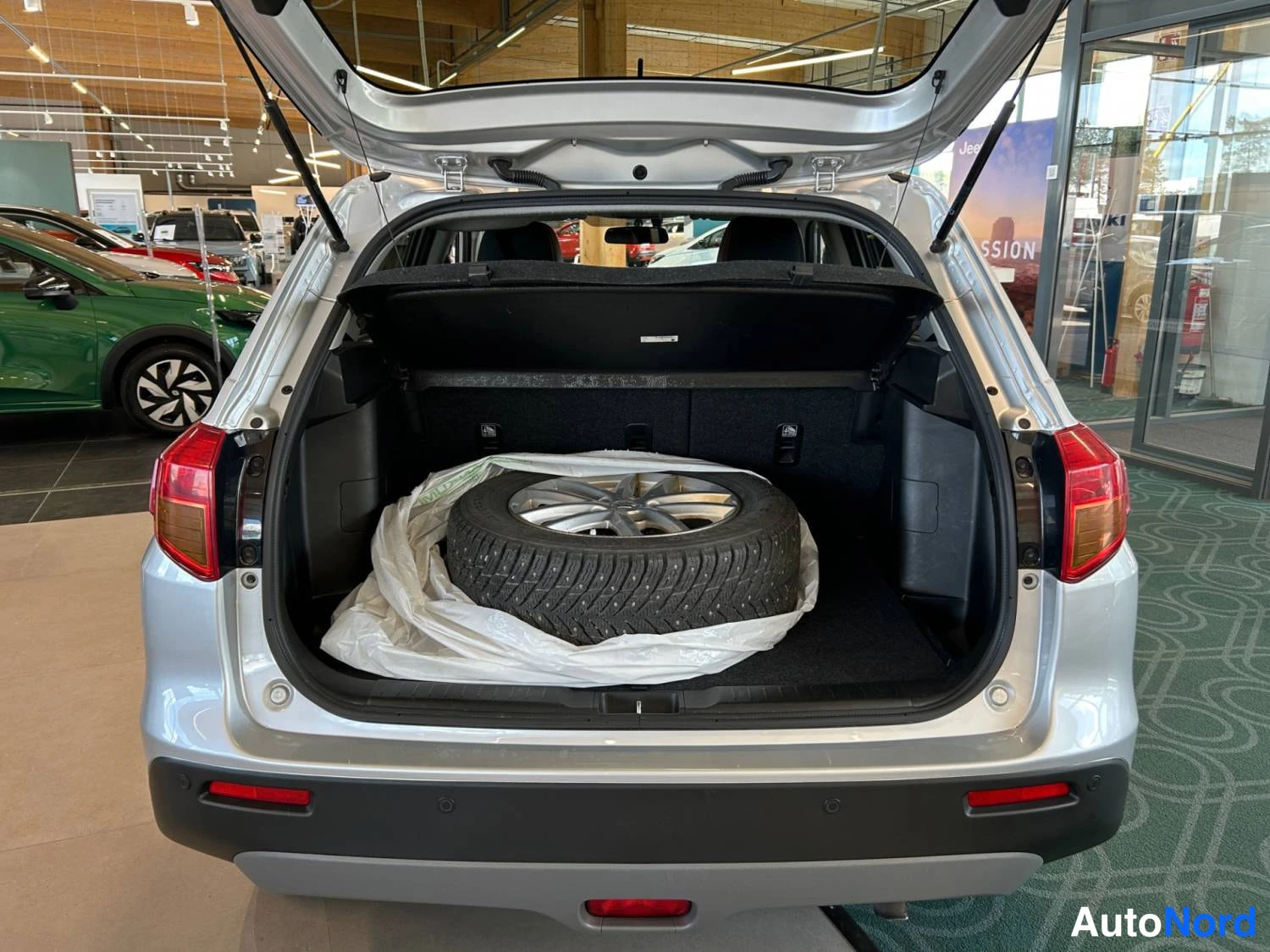 Hopea Suzuki Vitara 2017, takaa, kuva 10