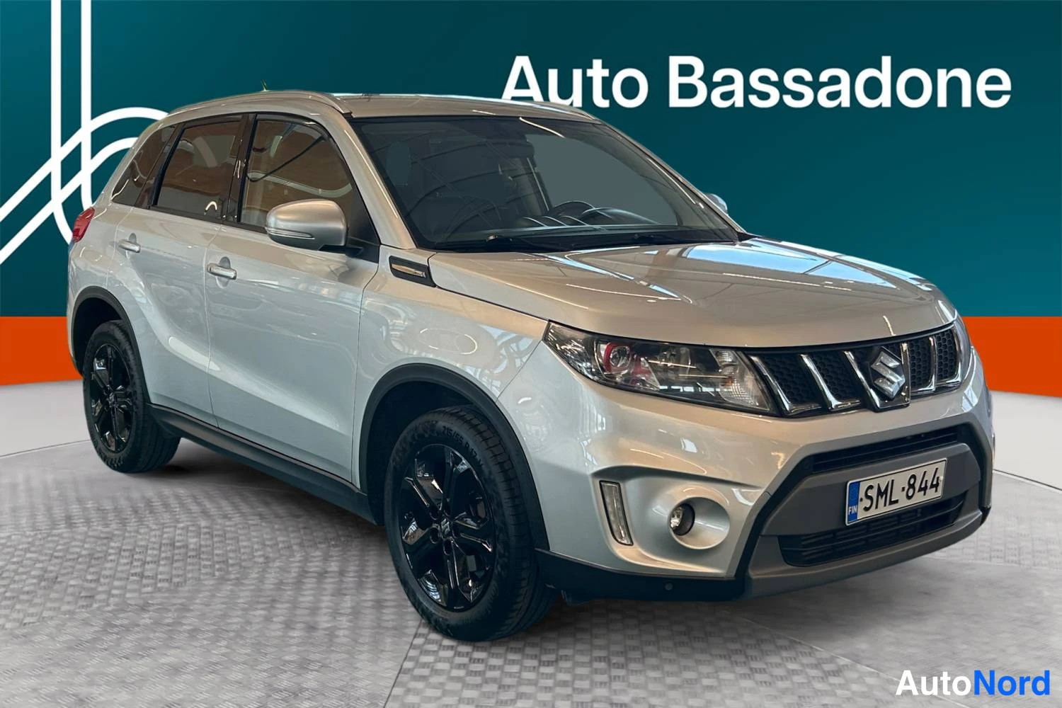 Hopea Suzuki Vitara 2017, etuviisto, keula oikealle, kuva 3