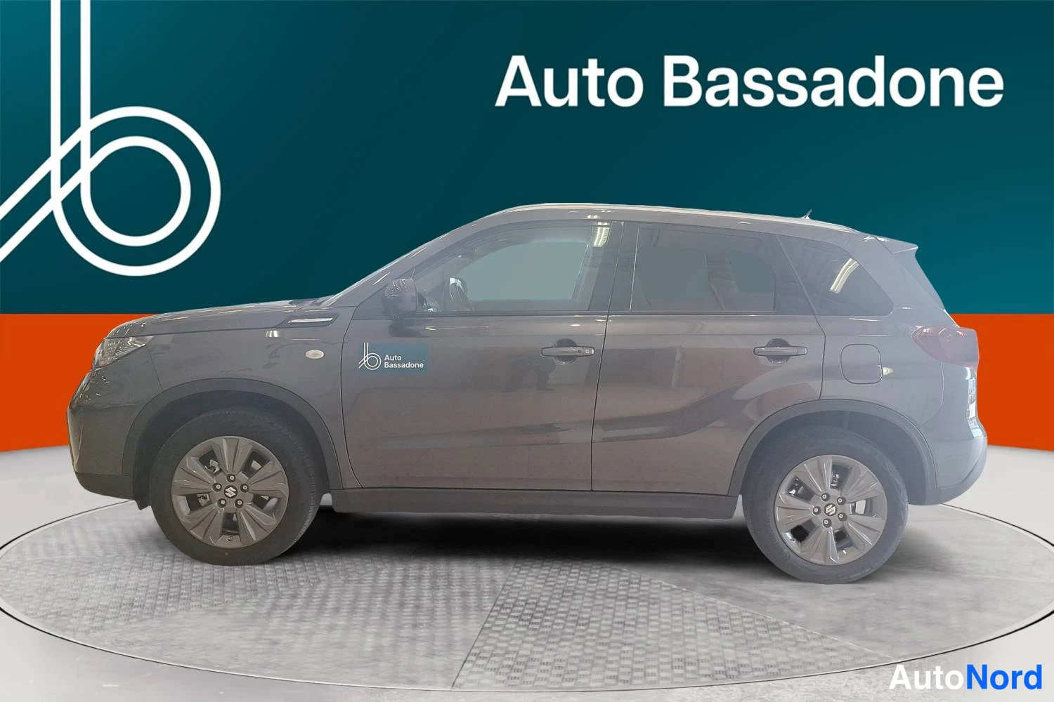 Harmaa Suzuki Vitara 2026, sivulta, kuva 2