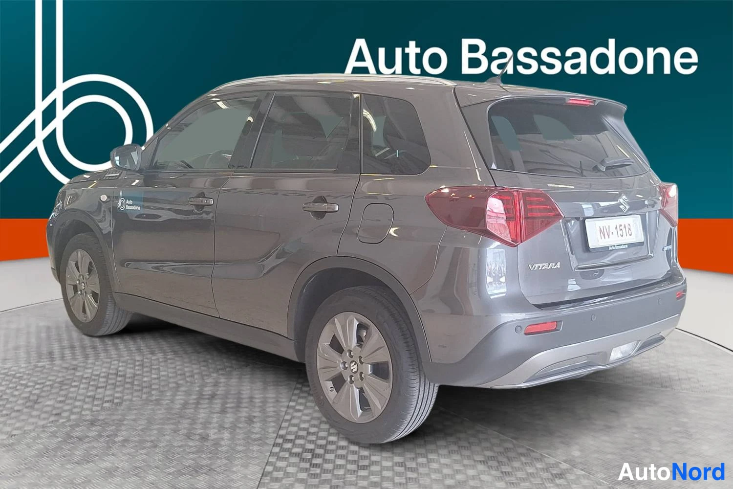 Harmaa Suzuki Vitara 2026, takaviisto, kuva 3