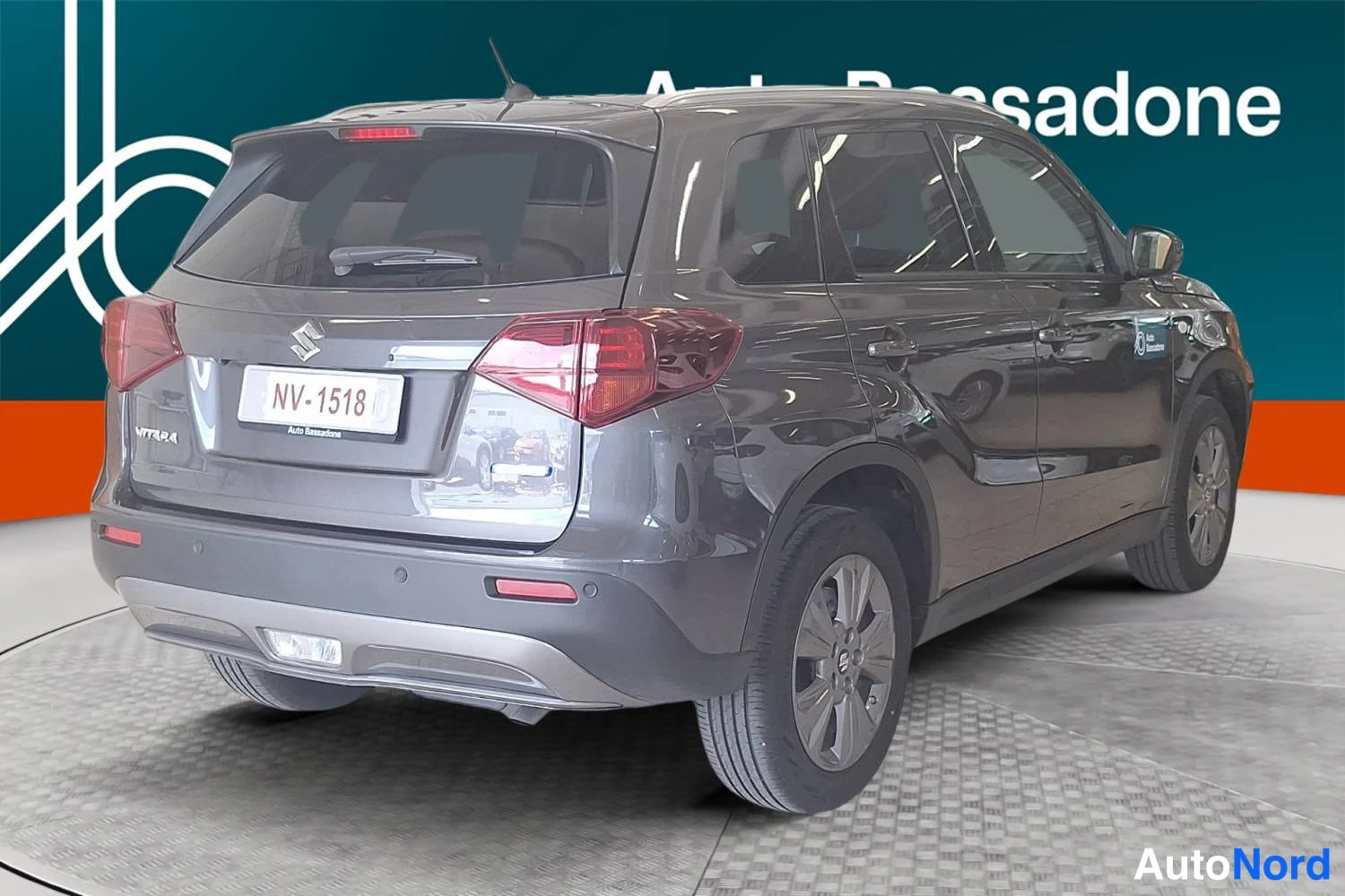 Harmaa Suzuki Vitara 2026, takaviisto, kuva 4