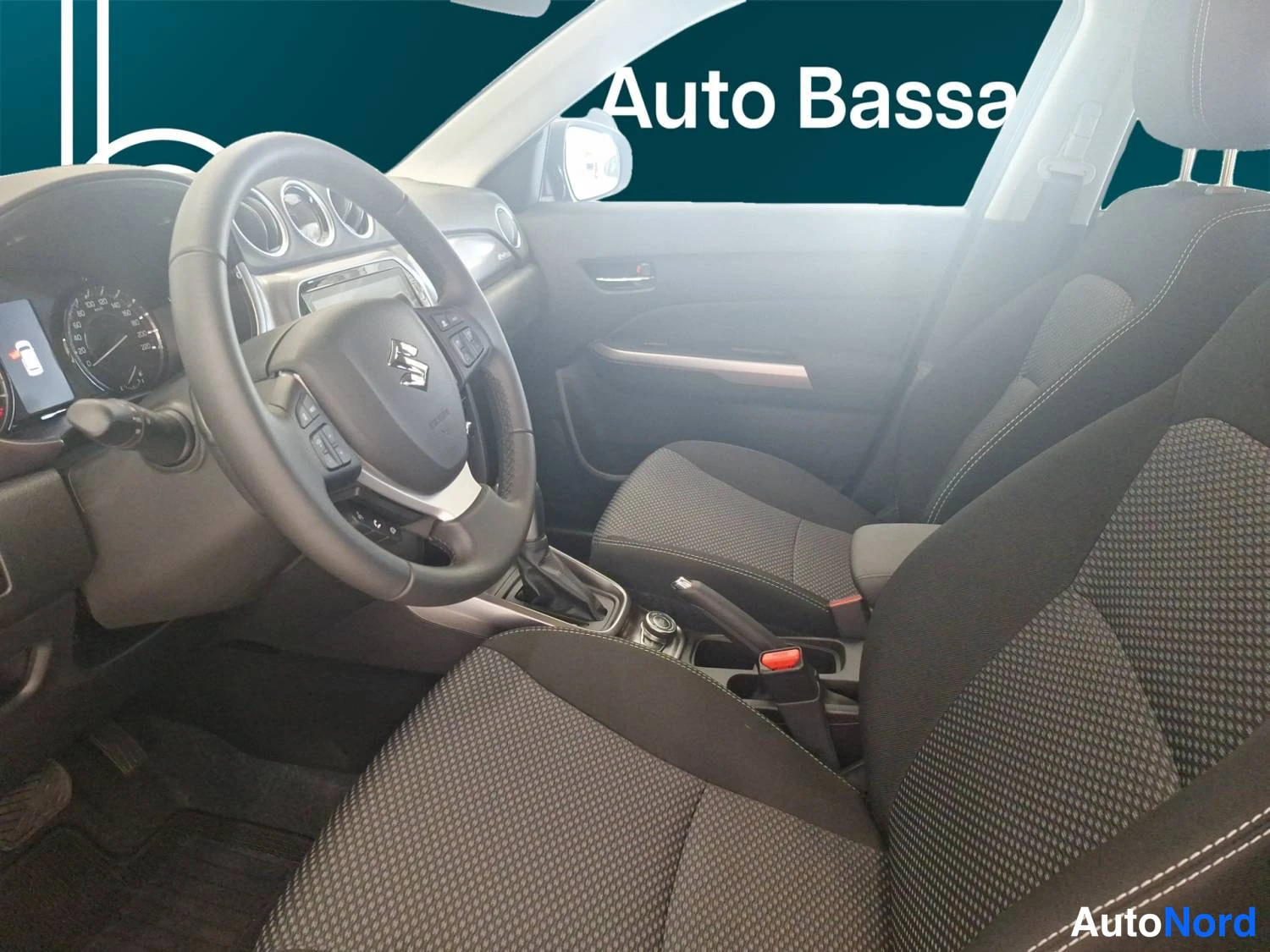 Harmaa Suzuki Vitara 2026, kuva 12