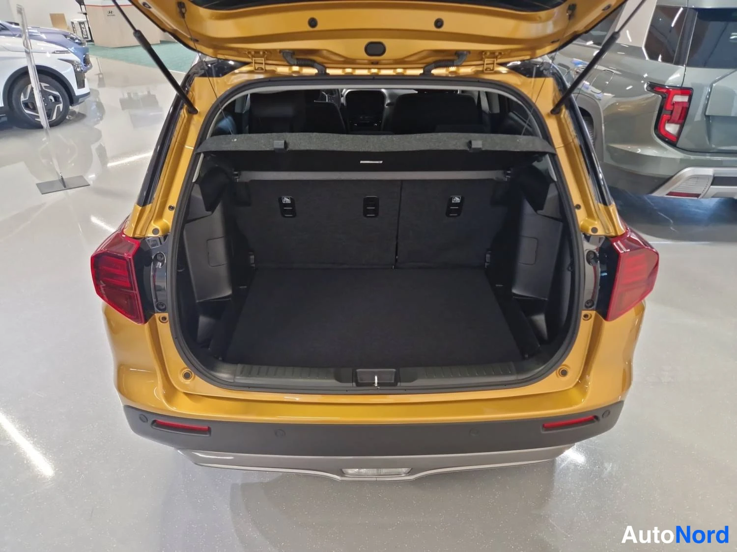 Keltainen Suzuki Vitara 2026, takaa, kuva 8