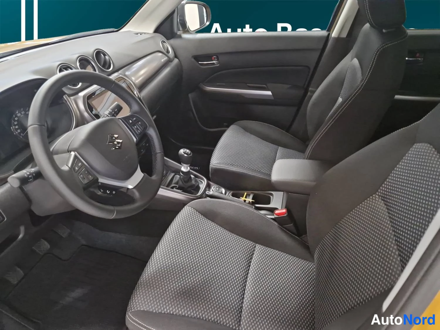 Keltainen Suzuki Vitara 2026, kuva 9