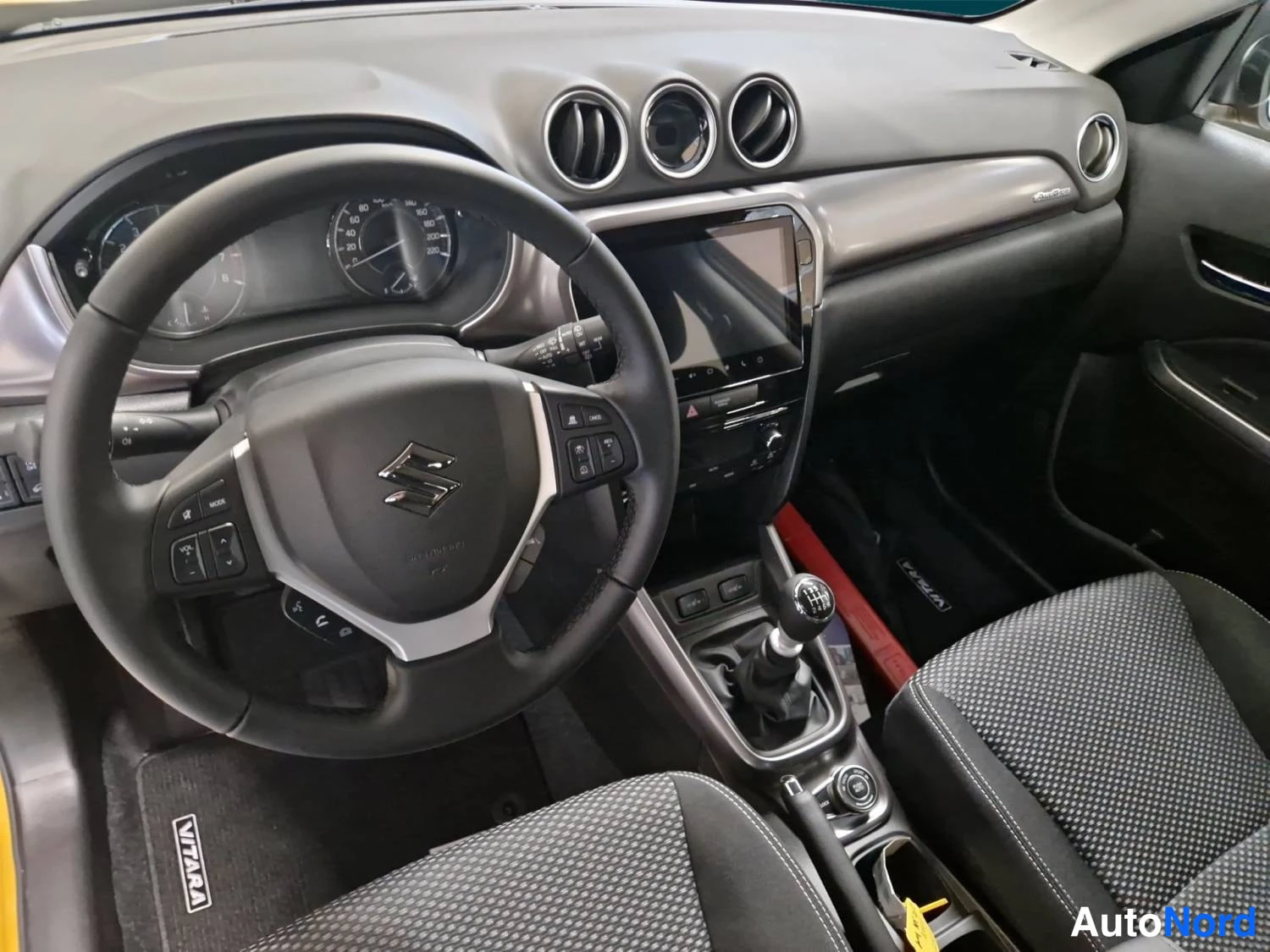 Keltainen Suzuki Vitara 2026, kuva 10
