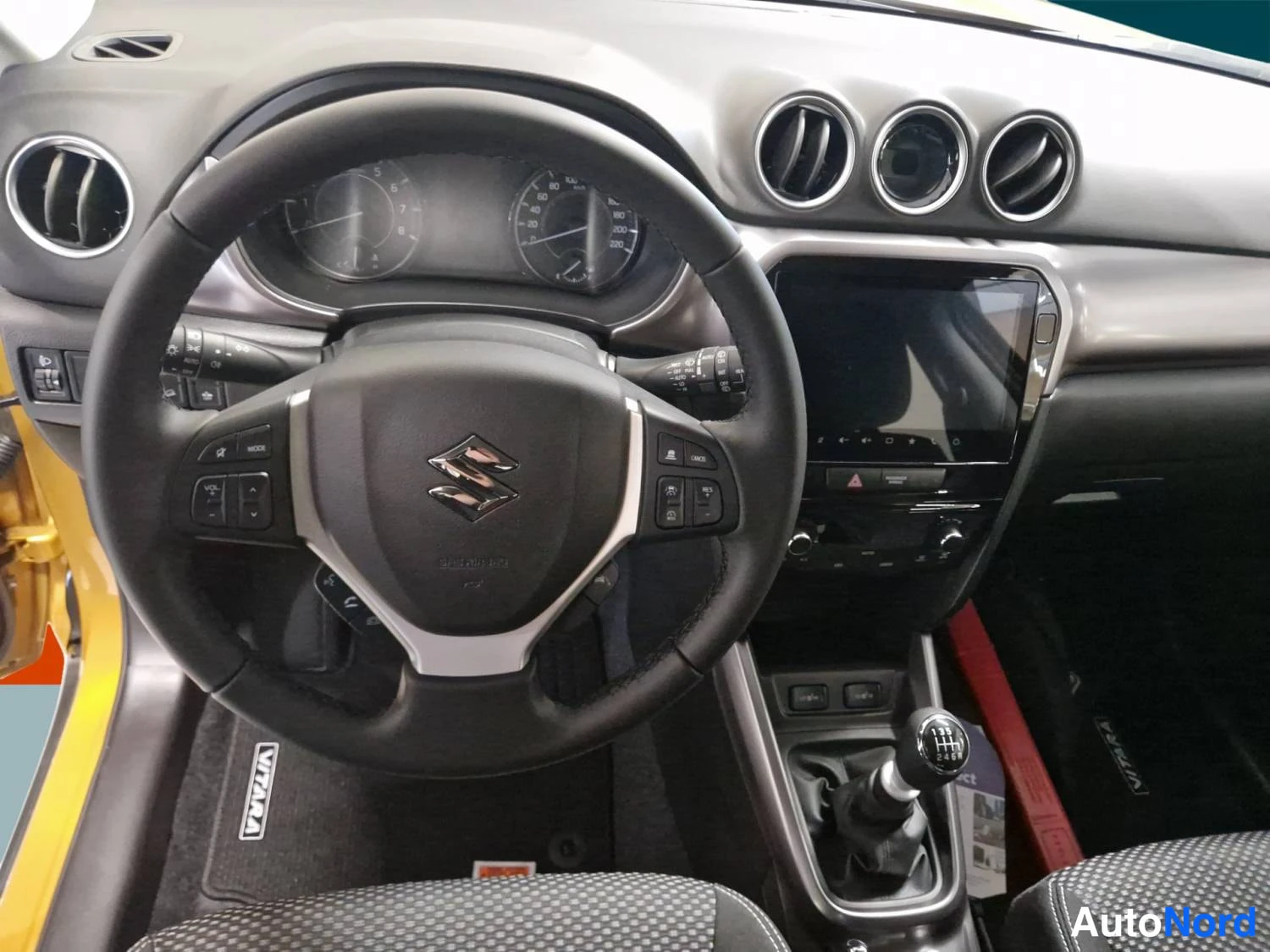 Keltainen Suzuki Vitara 2026, kuva 11