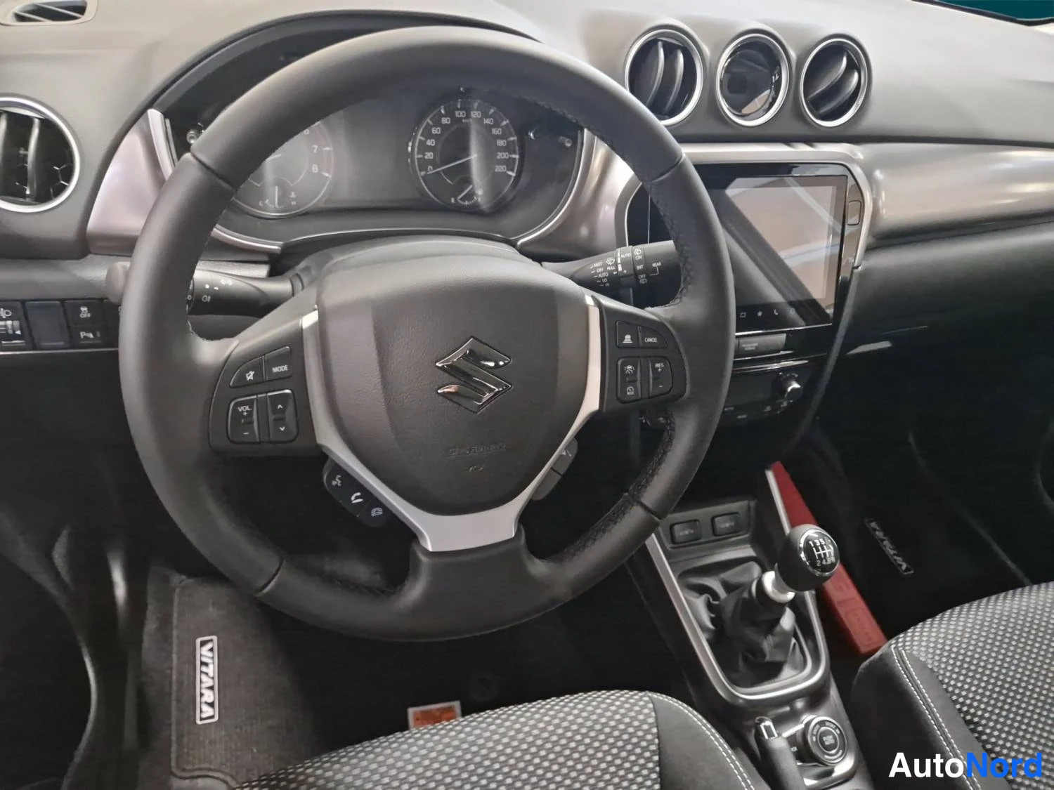 Keltainen Suzuki Vitara 2026, kuva 12